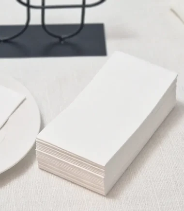 White tissue napkins 33x33 cm, 2ply, 1/8 folding White tissue napkins 33x33 cm, 2ply, 1/8 folding on table